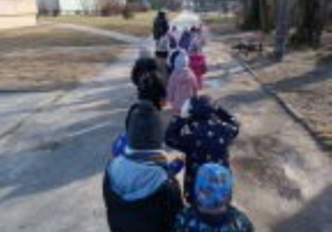 Dzieci w parach idą na spacer