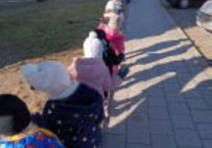 Dzieci chodzą po krawężniku, doskonaląc swoją równowagę i koncentrację