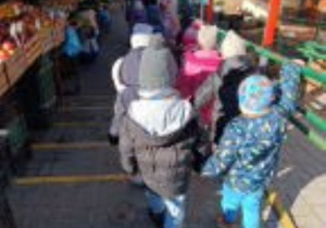 Dzieci idą na lokalny rynek, obserwują warzywa i owoce