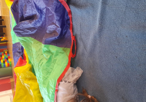 dzieci bawią się chustą animacyjną