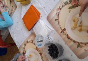 dzieci jedzą banany