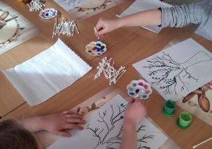 dzieci tworzą rysunek drzewa