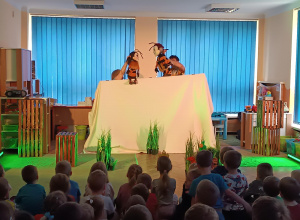 Scenografia do przedstawienia pt. "Pszczoła Penelopa i trzmiel Teodor"