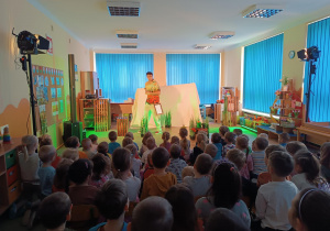 Dzieci z uwagą oglądają przedstawienie.