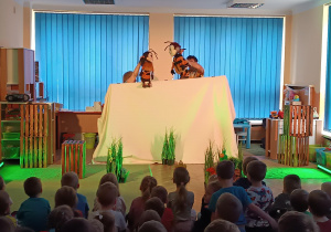 Scenografia do przedstawienia pt. "Pszczoła Penelopa i trzmiel Teodor"