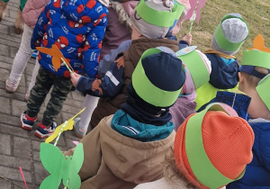 Dzieci idą w parach trzymając się za ręce.