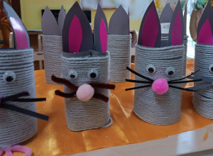 Ozdoba świąteczna - zajączki z włóczki