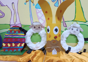 Prace plastyczne dzieci: kolorowa pisanka, baranki i zajączek z brystolu