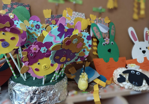 Kolorowe ozdoby świąteczne wykonane przez dzieci.