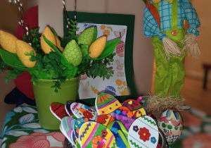 Kolorowe ozdoby świąteczne wykonane przez dzieci.