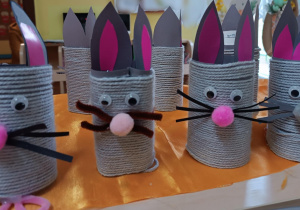 Ozdoba świąteczna - zajączki z włóczki