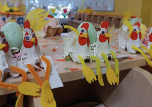 Koguciki wykonane przez dzieci z wytłoczek od jajek.