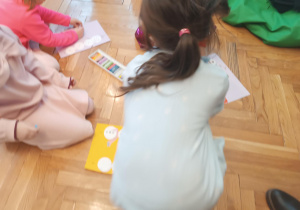 Dzieci wykonują pracę plastyczną