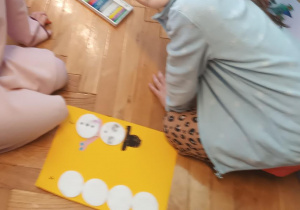 Dzieci wykonują pracę plastyczną