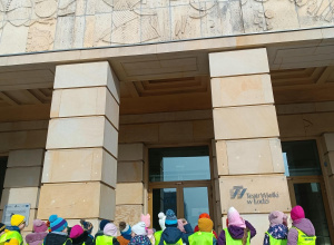 Dzieci pozują przy budynku Teatru Wielkiego.