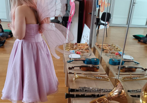 Pani przebrana za wróżkę opowiada dzieciom o instrumentach