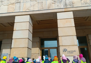 Dzieci pozują przy budynku Teatru Wielkiego.