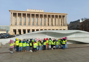 Dzieci pozują przy fontannie na Placu Dąbrowskiego
