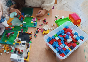 Dzieci konstruują budowle z klocków lego