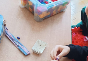 Dzieci konstruują z klocków lego