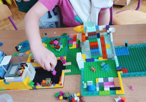 Dzieci konstruują budowle z klocków lego