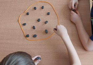 Dzieci grają w grę magnetycznymi kamieniami