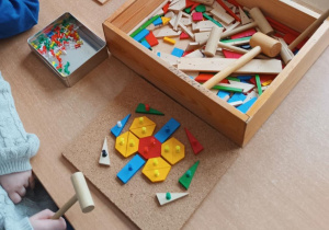 Dzieci tworzą mozaiki z kolorowych elementów