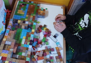 Dzieci bawią się magnetycznymi, kolorowymi sześcianami