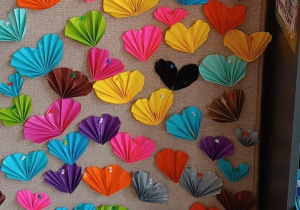 Wystawa ozdób z papieru z okazji zbliżających się walentynkek