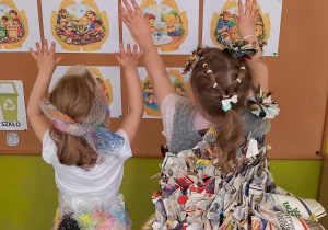 Dziewczynki prezentują swoje eko stroje