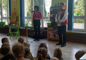 Pan i Pani stoją przed dziećmi i opowiadają im o utworach muzycznych