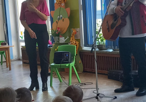 Pan gra na gitarze