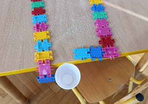 Chłopiec dmucha przez słomkę do picia.
