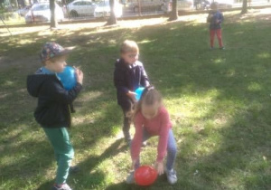 Dzieci bawią się balonami w ogrodzie