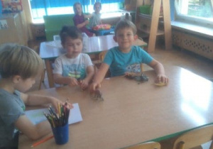 Chłopcy razem bawią się przy stoliku