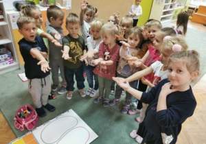 Dzieci pokazują czyste dłonie