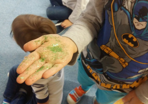 Dzieci pokazują na dłoniach bakterie - brokat
