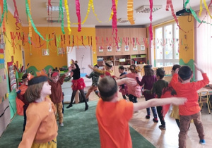 Dzieci tańczą na Balu Jesieni