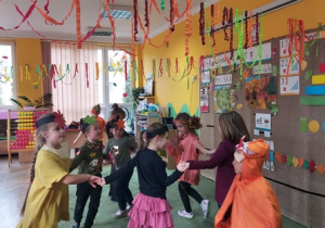 Dzieci tańczą na Balu Jesieni