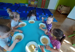 Dzieci jedzą obiad