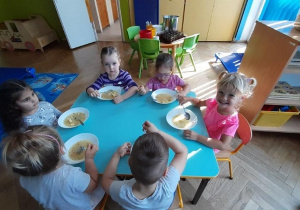Dzieci jedzą obiad