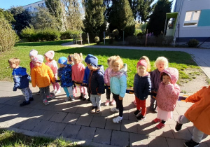 Dzieci na spacerze w okolicach przedszkola