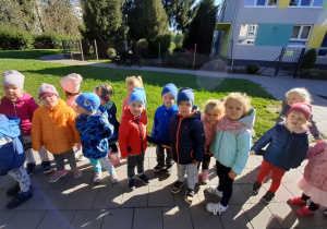 Dzieci na spacerze w okolicach przedszkola