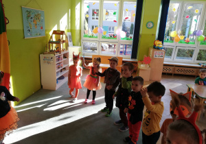 Dzieci tańczą razem w kole