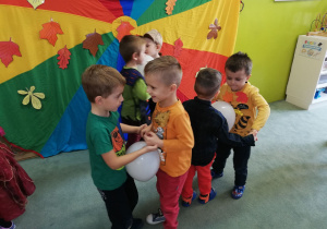 Dzieci tańczą w parach z balonami