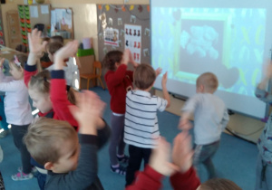 Dzieci tańczą naśladując ruchy z tablicy interaktywnej