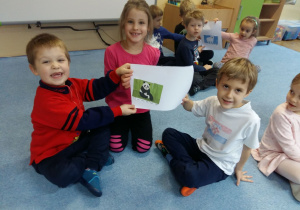 Grupa dzieci pokazuje ułożony obrazek pandy