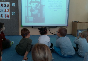 Dzieci oglądają na prezentacji bajkowe misie