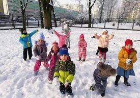 Dzieci bawią się rzucając śnieżkami