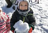 Chłopiec zrobił śniegową kulę